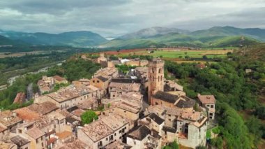 İspanya 'nın Huesca eyaletindeki Pirene dağlarının eteklerinde yer alan eski Ainsa kasabasının hava manzarası. Arka planda muhteşem dağlar olan bir ortaçağ kasabası..