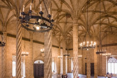 Valencia, İspanya - 8 Nisan 2024: Llotja de la Seda, Valencia 'nın son dönem Gotik tarzı tarihi bir yapıdır ve şehirde popüler bir turistik merkezdir. İpek Borsası binası