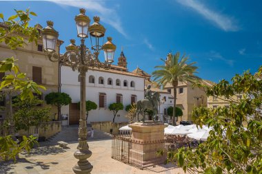 Antequera, İspanya - 14 Nisan 2024: Plaza Coso Viejo Meydanı Antequera 'nın tarihi merkezi, İspanya. Yavaş çekim, sabit kamera görüntülerini ortaya çıkarıyor