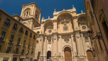 Granada, İspanya 'daki Granada Katedrali' nin güzel yüzü. Güneşli bir günde şehrin eski bir kasabasındaki Catedral de Granada kilisesi. Popüler turizm merkezi