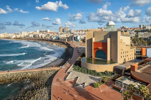 Las Palmas de Gran Canaria 'nın havadan görünüşü, Kanarya adaları, İspanya. Las Palmas şehri Playa de Las Canteras plajı ve modern Alfredo Kraus konser salonu.