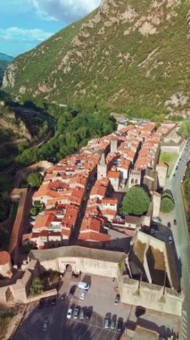 Villefranche de Conflent tarihi kalesinin havadan görünüşü. Villefranche de Conflent 'in tahkimatı, Fransa