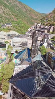 Andorra 'nın başkenti Andorra la Vella' nın Fransa ve İspanya arasındaki Pireneler dağlarındaki hava manzarası. Ünlü Caldea Termal Hamamları 'nın modern cam binası.