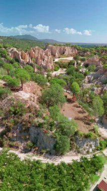Les Orgues Ille sur Tet, Pyrenees Orientales, Languedoc Roussillon, Fransa 'da jeolojik alan. Ille sur Tet 'in ya da peri bacalarının havadan görünüşü. 