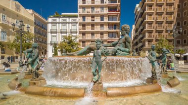 Valencia, İspanya - 9 Nisan 2024: Valencia 'nın orta kesimindeki Placa de la Verge Meydanı' ndaki Güzel Turia Çeşmesi.