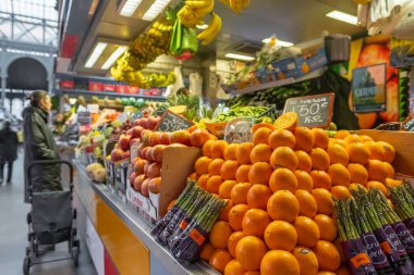 Malaga, İspanya - 9 Şubat 2023: Merkezi pazar, Malaga, İspanya 'daki Mercado Central de Atarazanas. Markette çeşitli sebze, sebze ve meyveler var..