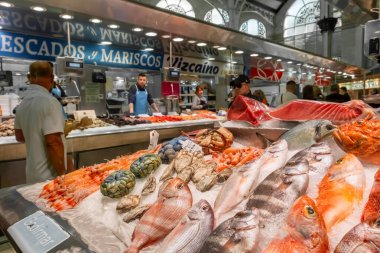 Valencia, İspanya - 9 Nisan 2024: deniz ürünleri bölümü Valencia Merkez Pazarı, Mercat Central olarak bilinir. Taze balık ve diğer çeşitli deniz ürünleri bir market tezgahında yakın mesafeden sergileniyor.