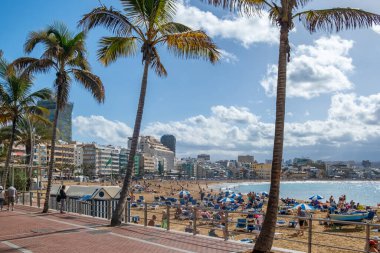 Las Palmas, İspanya - 6 Şubat 2023: Las Palmas şehrindeki Playa de Las Canteras plajında kimliği belirsiz insanlar, Gran Canaria, İspanya. Las Palmas de Gran Kanarya, Kanarya Adaları 'nın başkenti