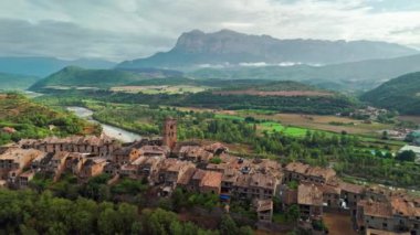 İspanya 'nın Huesca eyaletindeki Pirene dağlarının eteklerinde yer alan eski Ainsa kasabasının hava manzarası. Arka planda muhteşem dağlar olan bir ortaçağ kasabası..