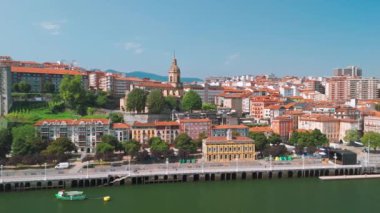 İspanya 'nın Bask bölgesindeki Biscay eyaletindeki Portugalete ve Las Arenas kasabalarını birbirine bağlayan taşıyıcı köprü. Bilbao şehri yakınlarındaki Nervion Nehri üzerindeki Vizcaya Köprüsü. 