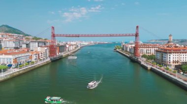İspanya 'nın Bask bölgesindeki Biscay eyaletindeki Portugalete ve Las Arenas kasabalarını birbirine bağlayan taşıyıcı köprü. Bilbao şehri yakınlarındaki Nervion Nehri üzerindeki Vizcaya Köprüsü. 