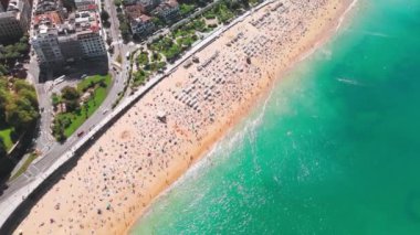 Yazın, Ondarreta Sahili 'nin San Sebastian' daki turkuaz sularıyla ya da Bask Bölgesi, İspanya 'daki Donostia şehrindeki hava manzarası. Yörünge atışı