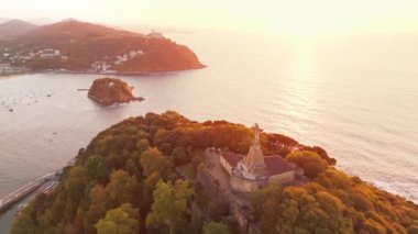 San Sebastian 'ın güzel sahil manzarası gün batımında, Bask ülkesi, İspanya. İsa 'nın heykeli üzerinde uçarken muhteşem Biscay Körfezi, Donostia' yı gözleyin. Yörünge atışı