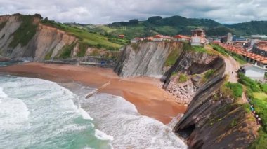 İspanya 'nın kuzeyindeki Zumaia kasabası, Bask bölgesinin güzel Itzurun plajının hava manzarası. Itzurun plajı dünyanın en uzun süreli kaya katmanlarıyla ünlüdür.