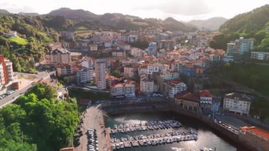 Mutriko 'nun havadan görünüşü, İspanya' nın kuzeyinde, Biscay, Bask Bölgesi 'ndeki Cantabrian Denizi' nde pitoresk bir kıyı kasabası. İspanya 'nın kuzeyinde güzel bir seyahat yeri
