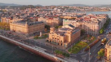 Donostia, İspanya - 22 Ağustos 2024: Donostia 'nın havadan görünüşü - Bask Ülkesi' ndeki San Sebastian şehri, şehir merkezinde tarihi binaların yer aldığı. 