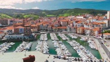Bermeo kasabasının hava manzarası, Bask ülkesi, İspanya 'nın kuzeyi. Güneşli bir günde Bermeo 'nun balıkçı limanı. Kuzey İspanya 'da güzel bir seyahat yeri