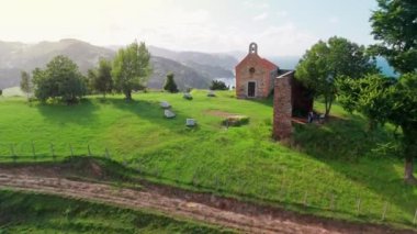 Resimli Andre Katalina Basaeliza Kilisesi. İspanya 'nın kuzeyinde, Bask Bölgesi' nde Cantabrian Denizi 'nde büyüleyici bir balıkçı köyü olan Deba' nın havadan görünüşü.. 