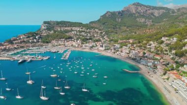 İspanya 'nın Balearic Adaları, Mallorca' daki Port de Soller tatil köyünün havadan görünüşü. İçinde demirli yatlar olan cennet turkuaz bir göl. Mayorka, İspanya.