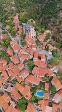 Fransa 'nın en güzel köylerinden biri ve popüler bir turizm beldesi olan Fransa' nın Pyrenees dağlarındaki ortaçağ tepe kasabası Eus 'un hava manzarası.