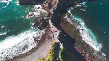 San Juan de Gaztelugatxe 'nin hava manzarası, Bask Ülkesi, İspanya. San Juan de Gaztelugatxe 'nin kayalık adanın tepesindeki inziva yeri. Açığa çıkan görüntüleri yukarı kaldır