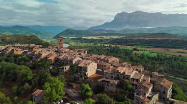İspanya 'nın Huesca eyaletindeki Pirene dağlarının eteklerinde yer alan eski Ainsa kasabasının hava manzarası. Arka planda muhteşem dağlar olan bir ortaçağ kasabası..