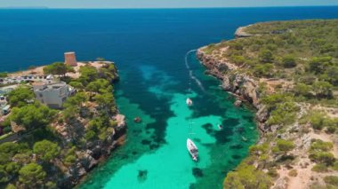İspanya, Balearic Adaları, Mallorca 'daki Cala Pi Körfezi' nin hava manzarası. Turkuaz su limanı ve beyaz kumsal sahili ile Akdeniz kıyılarını sersemletiyor. Mallorca seyahat noktaları