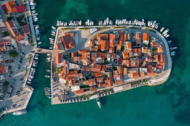 Hırvatistan 'ın Dalmaçya bölgesindeki Adriyatik Denizi' ndeki eski Tribunj kasabasının hava manzarası. Küçük adadaki Adriyatik Tribunj kasabası. Açık hava restoranları olan tarihi binalar..