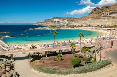 Playa de Amadores sahilinin havadan görünüşü, Gran Canaria, Kanarya Adaları, İspanya. Kanarya adalarında lüks tatil yerleri. İnanılmaz turkuaz deniz suyuyla çok güzel bir sahil.