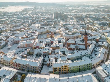 Polonya 'nın Malopolskie Voyvoda' sında eski Tarnow şehrinin karlı bir gününde hava manzarası. Kışın Rynek meydanı ve tarihi binaları kar kapladı.