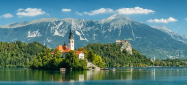 Slovenya 'da Bled Gölü, yaz manzarası. Bled Gölü 'nün güzel manzarası Maria ve Bled Castle' ın Hacı Kilisesi
