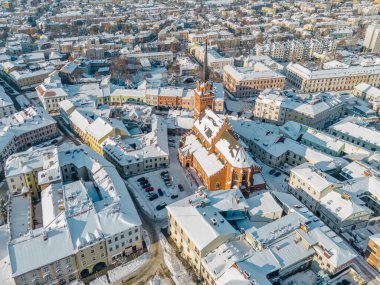 Polonya 'nın Malopolskie Voyvoda' sında eski Tarnow şehrinin karlı bir gününde hava manzarası. Kışın Rynek meydanı ve tarihi binaları kar kapladı.