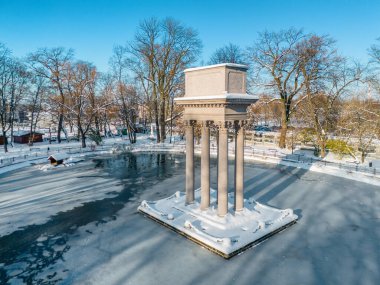 Tarnow, Polonya 'daki General Jozef Bem Mozolesi' nin hava görüntüsü. Şehir Parkı 'nda Kış Günü. Tarnow şehrinde kış, Malopolskie Voyvodalığı, Polonya