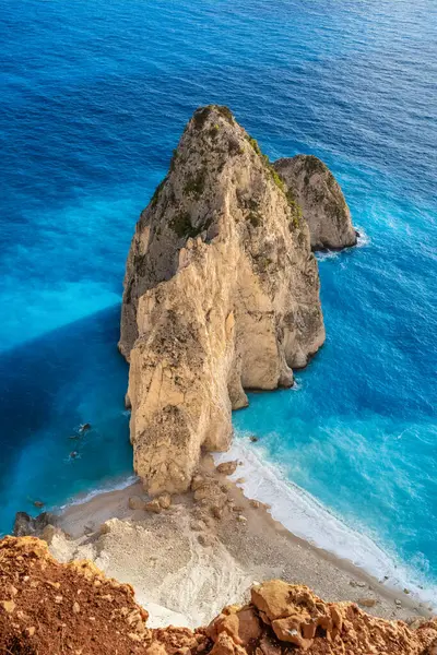 Zakynthos adasındaki Keri uçurumları, İyon denizi, Yunanistan. Zante 'deki güzel Akra Keri kayası. Zante Yunan adasında turkuaz deniz suyuyla muhteşem deniz manzarası