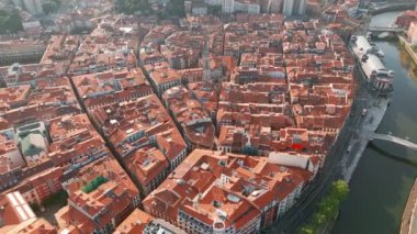 İspanya 'nın Bask bölgesindeki Bilbao eski kasabasının hava manzarası. Casco Viejo de Bilbao 'nun kırmızı kiremitli çatıları ve Bilbao şehrinin yedi tarihi caddesi.