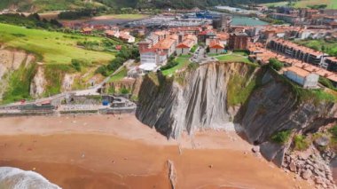 İspanya 'nın kuzeyindeki Zumaia kasabası, Bask bölgesinin güzel Itzurun plajının hava manzarası. Itzurun plajı dünyanın en uzun süreli kaya katmanlarıyla ünlüdür.