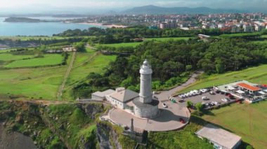 İspanya 'nın Santander kentindeki kayalık sahildeki Cape Mayor deniz fenerinin hava manzarası. Kuzey İspanya, Santander 'deki Faro de Cabo Belediye Başkanı. Yörünge atışı 