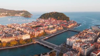 Günbatımında San Sebastian şehrinin hava manzarası, Bask ülkesi, İspanya. Donostia eski kasabası ve tarihi Motako Gaztelua şatosu. Muhteşem Biscay Körfezi manzaralı Chris 'in ikonik heykeli.. 