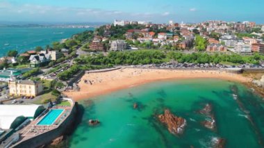 Santander, Cantabria 'daki Playa del Sardinero plajının hava manzarası, kuzey İspanya. Santander 'in canlı şehrinde yaz mevsiminde çekilmiş güzel kumlu bir sahil.
