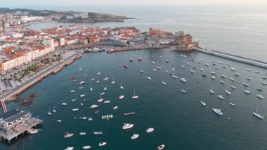 İspanya 'nın kuzeyinde Cantabria' da Biscay Körfezi 'nde bulunan Castro Urdiales' in hava manzaralı bir liman kenti. Şehir limanına, rıhtıma ve tarihi binalara demirlemiş balıkçı tekneleri.