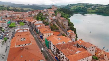 San Vicente de la Barquera 'nın hava manzarası, Cantabria, kuzey İspanya. Santa Maria de Los Angeles Kilisesi, Castillo del Rey ve San Vicente de la Barquera kasabasındaki diğer tarihi binalar.. 