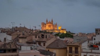 Santa Maria Katedrali, Palma de Mallorca, Mallorca, Balear Adaları, İspanya. Majorca 'daki Tarihi Katedral' in günden geceye geçişi. Uzaklaştır