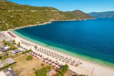 Yunanistan 'ın Kefalonia adasındaki Antisamos plajında kristal berraklığında masmavi bir su. Kefalonia Adası, İyon Adası, Yunanistan 'da güneşli yataklarla cennet manzarası.