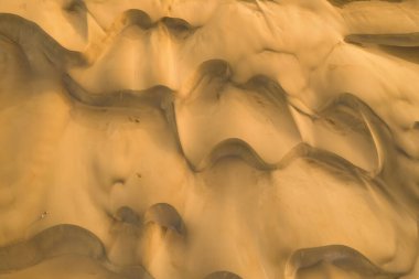 Gündoğumunda Playa del Ingles, Maspalomas, Gran Canaria, Canaria, İspanya 'daki Maspalomas Kumulları' nın yukarıdan aşağı görüntüsü. Çölün görkemli soyut doğa manzarası