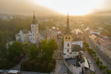 Slovakya 'nın Banska Bystrica şehrinde yazın gündoğumunda. Banska Bystrica kasabasındaki Slovakya Ulusal Ayaklanma Meydanı 'nın hava görüntüsü.