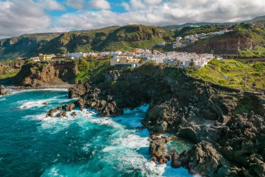 Charco De La Laja doğal yüzme havuzu San Juan de la Rambla balıkçı köyü, Tenerife adası, İspanya. Kanarya adalarındaki doğal havuz manzarası