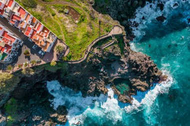 Charco De La Laja doğal yüzme havuzu San Juan de la Rambla balıkçı köyü, Tenerife adası, İspanya. Kanarya adalarındaki doğal havuzun yukarıdan aşağı görüntüsü
