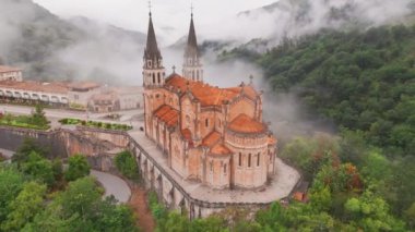 Kuzey İspanya, Asturias 'taki Covadonga Sığınağı' nın hava manzarası. Santa Maria la Real de Covadonga Bazilikası, Picos de Europa dağlarında yer almaktadır.