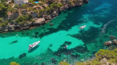 İspanya, Balearic Adaları, Mallorca 'daki Cala Pi Körfezi' nin hava manzarası. Turkuaz su limanı ve beyaz kumsal sahili ile Akdeniz kıyılarını sersemletiyor. Mallorca seyahat noktaları