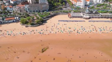 Santander, Cantabria 'daki Playa del Sardinero plajının hava manzarası, kuzey İspanya. Santander 'in canlı şehrinde yaz mevsiminde çekilmiş güzel kumlu bir sahil.